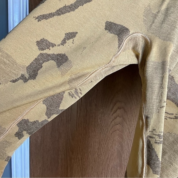 Gymshark Set Size Medium yellow camo leggings & sports bra - Picture 7 of 9